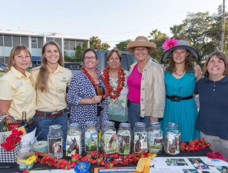 Hats entertainment! Derby party comes up roses