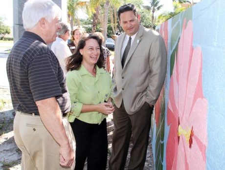 Vero Beach Art Club presents mural, check to city to support Arts