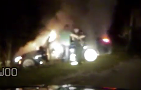 Brave deputy pulls driver from burning car