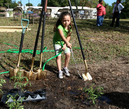 Fellsmere residents planting seeds for community garden