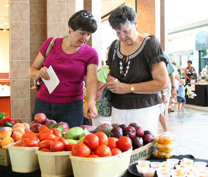 Hundreds shop for produce, flowers while at Indian River Mall