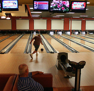 Crash of pins returns once again to Vero Bowl at Majestic Plaza