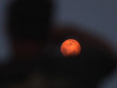 Hundreds line Indian River County’s beaches to view Supermoon