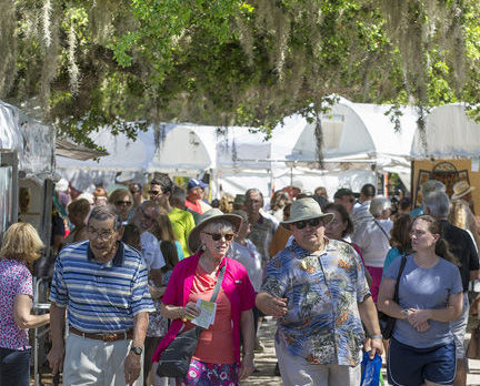 This year’s Under the Oaks draws thousands of art lovers