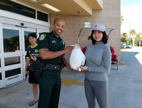 Deputies, GYAC hand out turkeys to residents