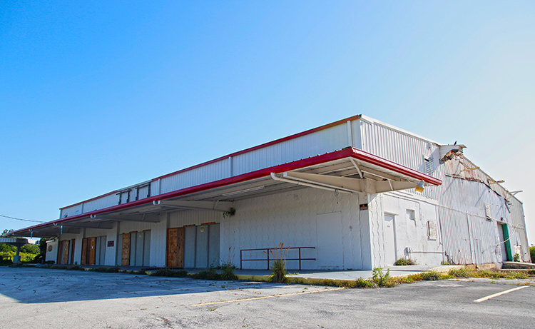 Lot where Hale Groves packing house stood offered for $930K