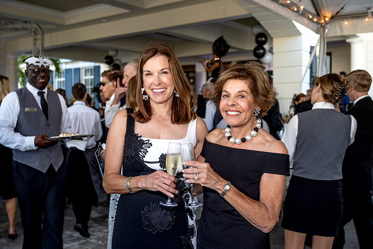 Service League’s gala: Black and white – and out of sight!