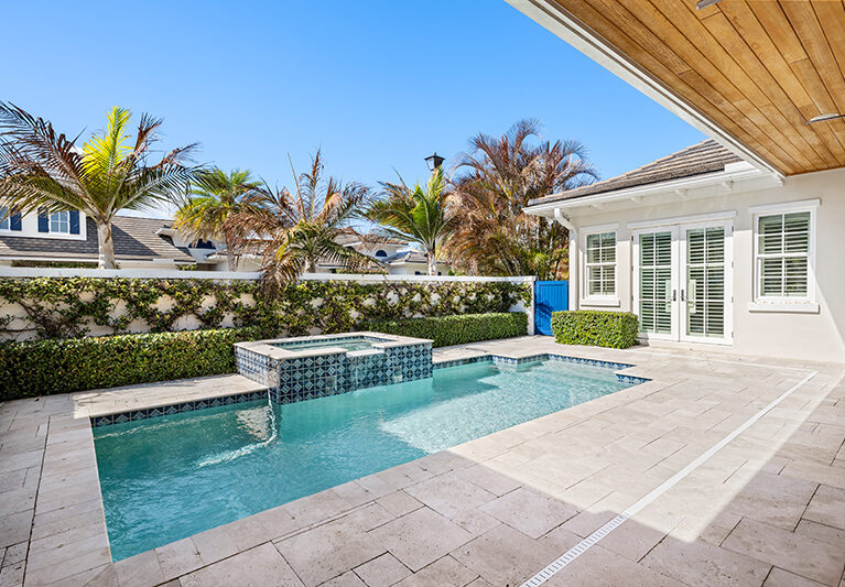 Find sunlight and seclusion in Palm Island Plantation courtyard home