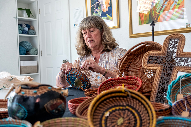 ビンテージインディアンバスケット Pine and dandy: Crotts weaves beautiful baskets from tree's unique